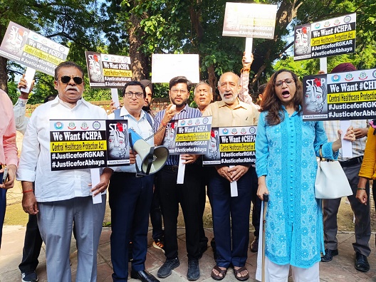 Doctors united at Jantar Mantar, adamant on CHPA's demand, All major health association, pharma and dealers also join agitation