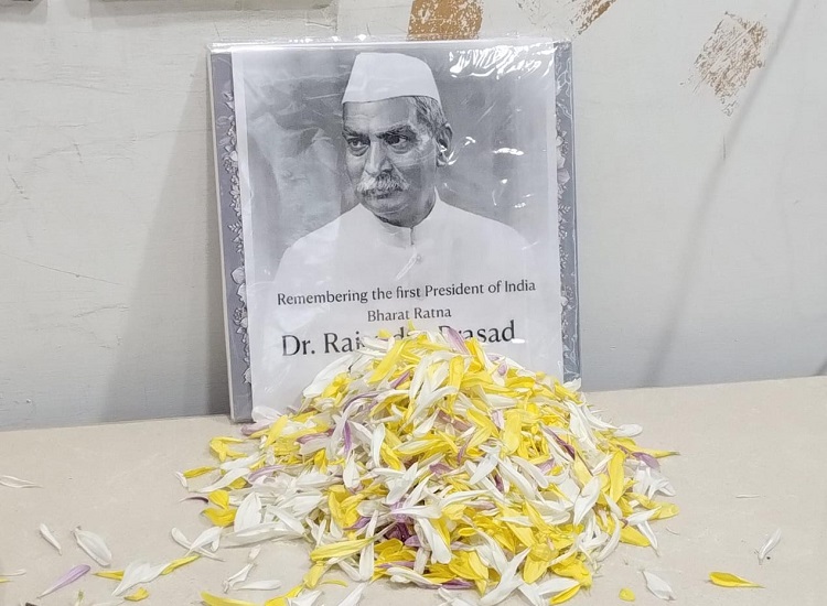 The birth anniversary of Bharat Ratna Dr. Rajendra Prasad was celebrated as Advocate's Day, and a memorandum with signatures from over fifty lawyers of the Supreme Court Bar Association was submitted in this regard.