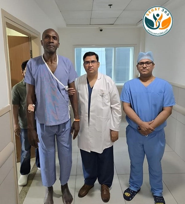 Kenyan patient Victor, after a successful robotic knee replacement at Maringo Asia Hospitals, stands along with Dr. Anurag Agrawal (center), Clinical Director of the Orthopedics and Joint Replacement Department, and Consultant Dr. Vineet Vimal Karn. 