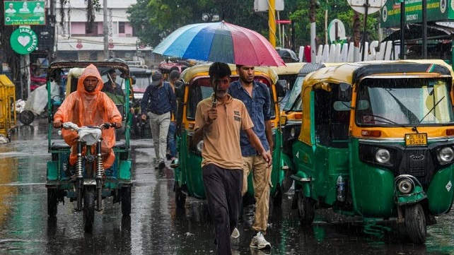 No relief from rain, the increased humidity feels heavy on the heart: Why does the risk increase for heart patients? After the first rain of the monsoon, you do feel a slight drop in temperature, but the increased humidity in the atmosphere puts extra pressure on the body